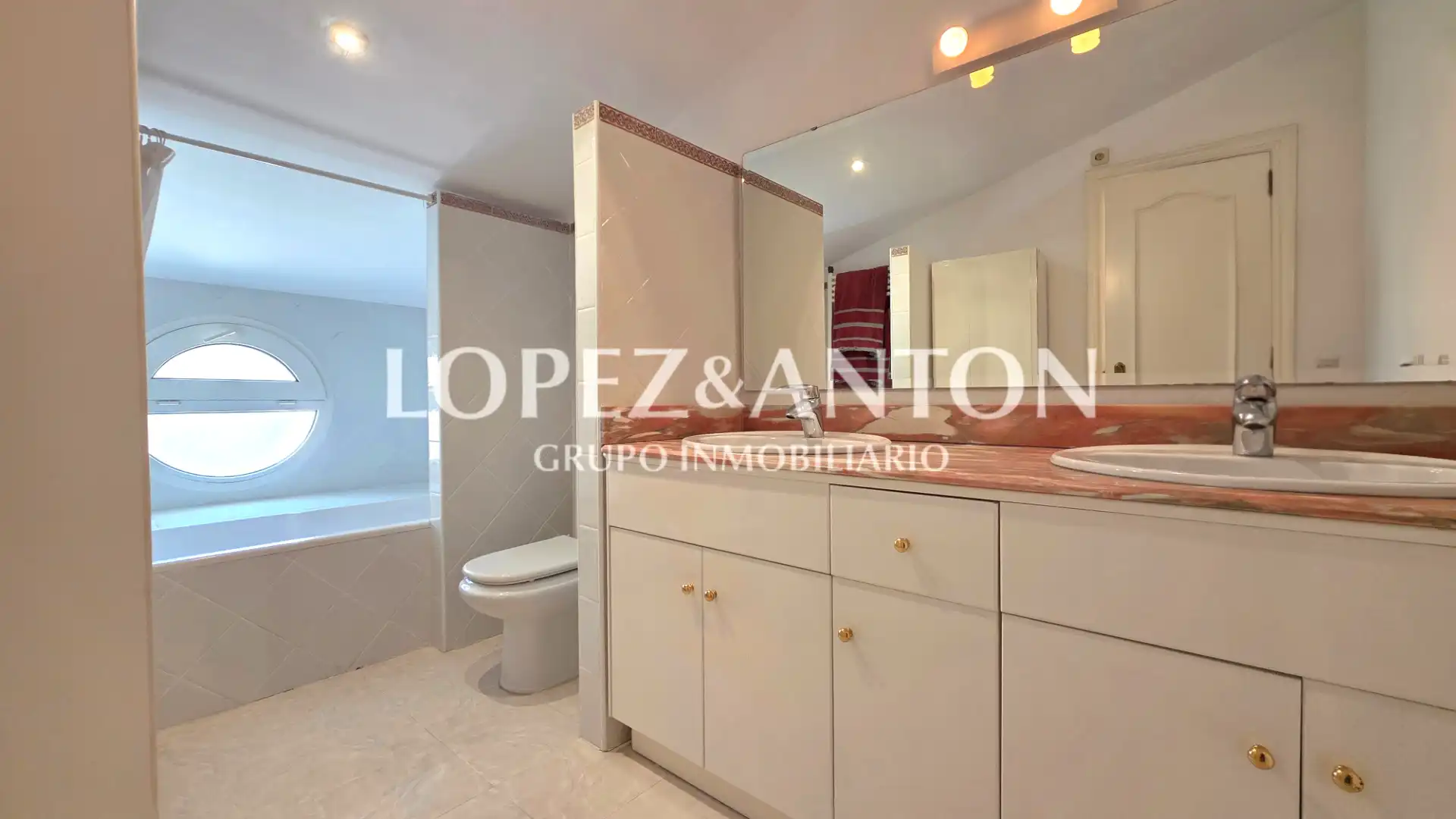 Bathroom of Houses for sale in L'Eliana  with Air Conditioner, Heating and Private garden