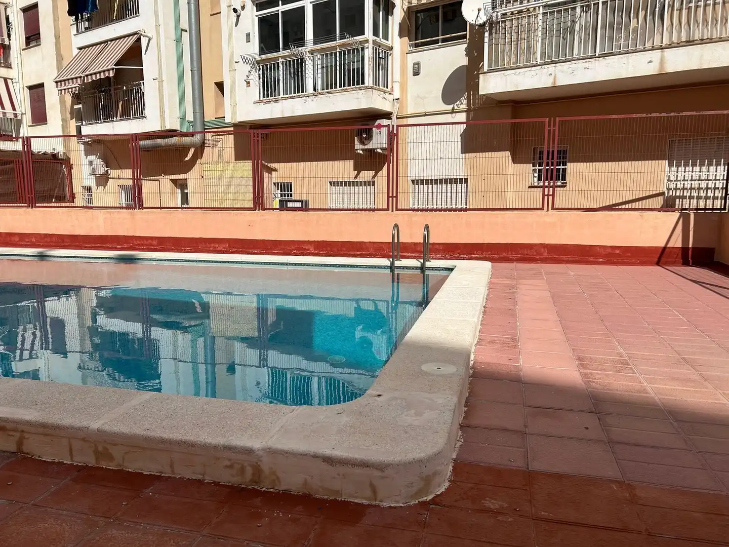 Piscina de Pis en venda en Castellón de la Plana / Castelló de la Plana amb Calefacció, Traster i Alarma