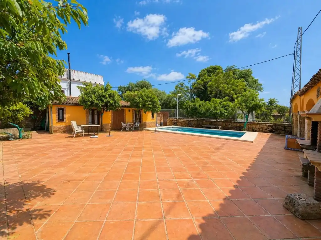 Piscina de Casa o xalet en venda en Córdoba amb Jardí privat, Terrassa i Traster