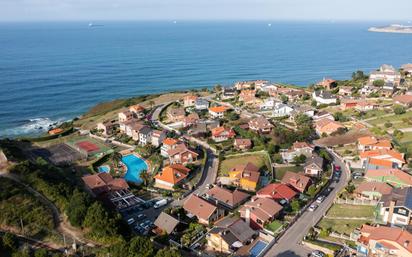 Vista exterior de Casa o xalet en venda en Carreño amb Terrassa i Piscina