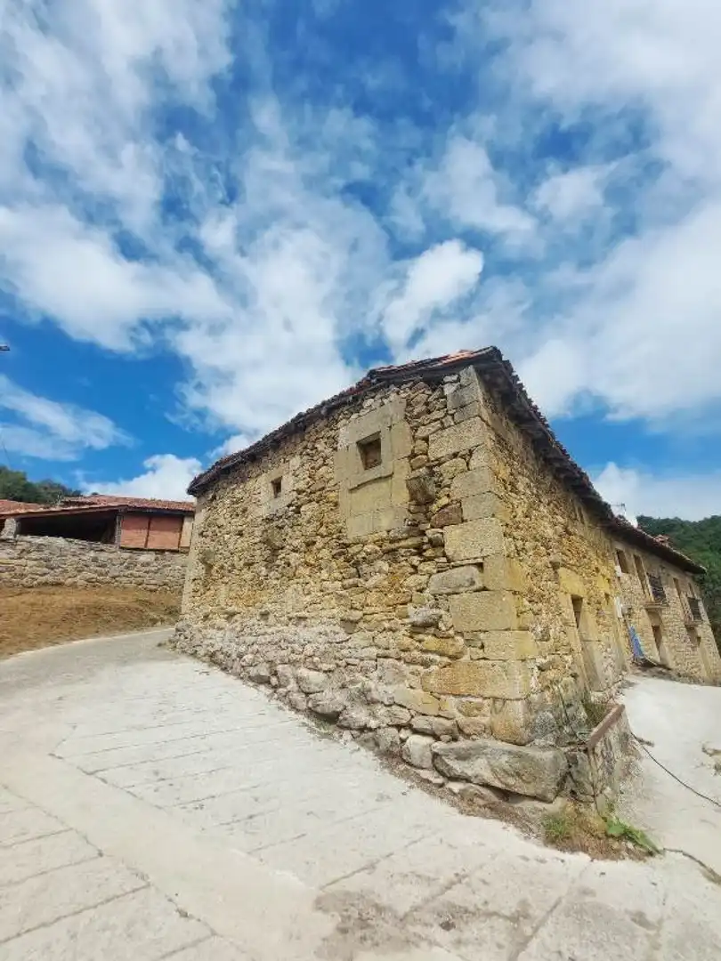 Vista exterior de Casa adosada en venda en Polaciones amb Calefacció, Jardí privat i Traster