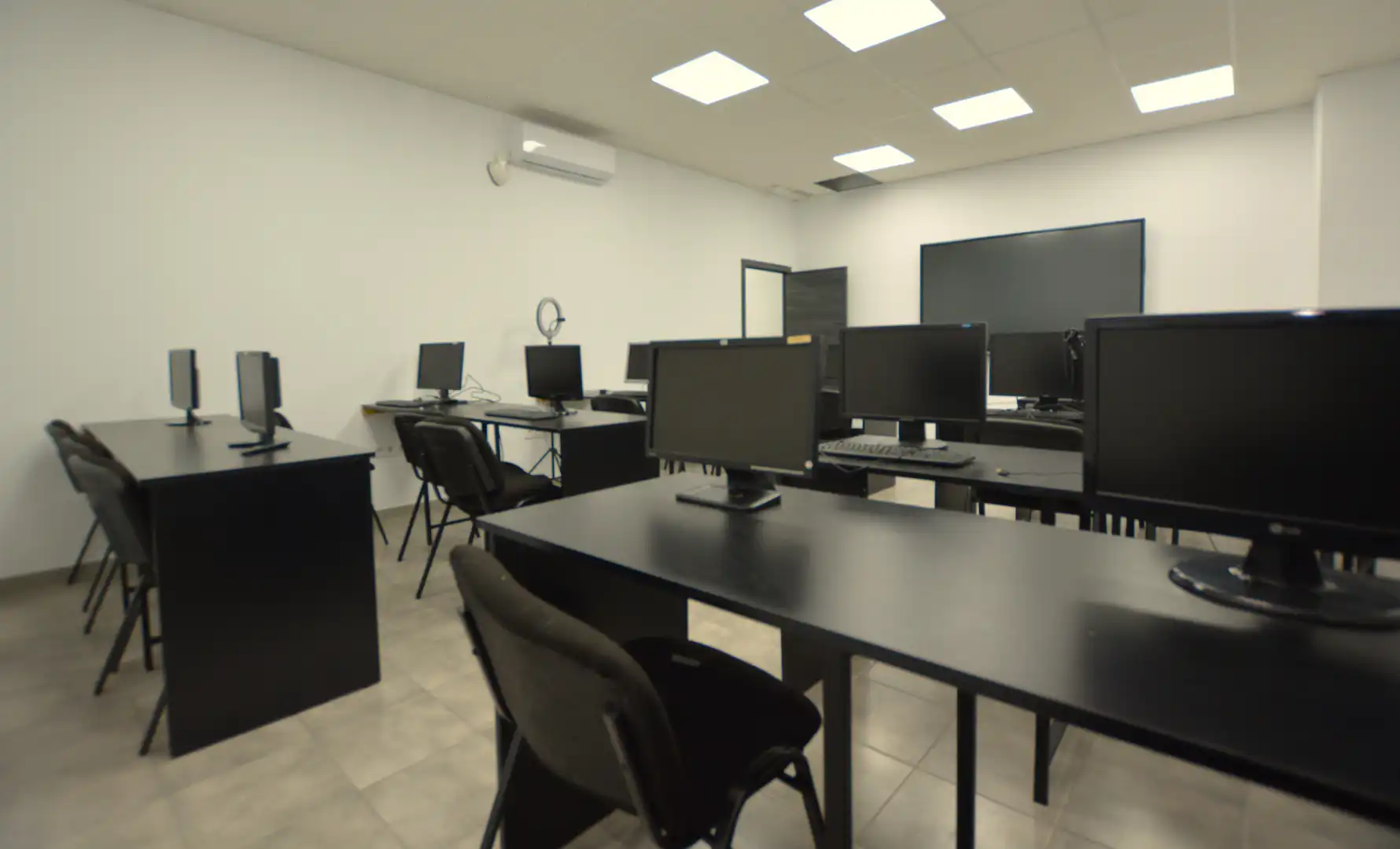 Commercial properties for sale in Alcalá de Guadaira  with Air Conditioner, Heating and Internet