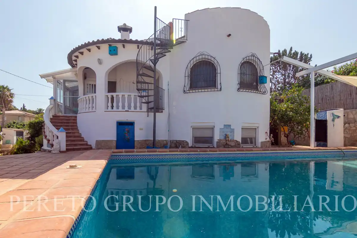 Detached house with pool for sale in El Montgó