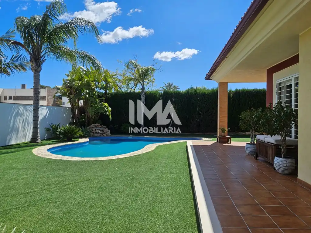 Vista exterior de Casa o xalet en venda en Bétera amb Aire condicionat, Calefacció i Jardí privat
