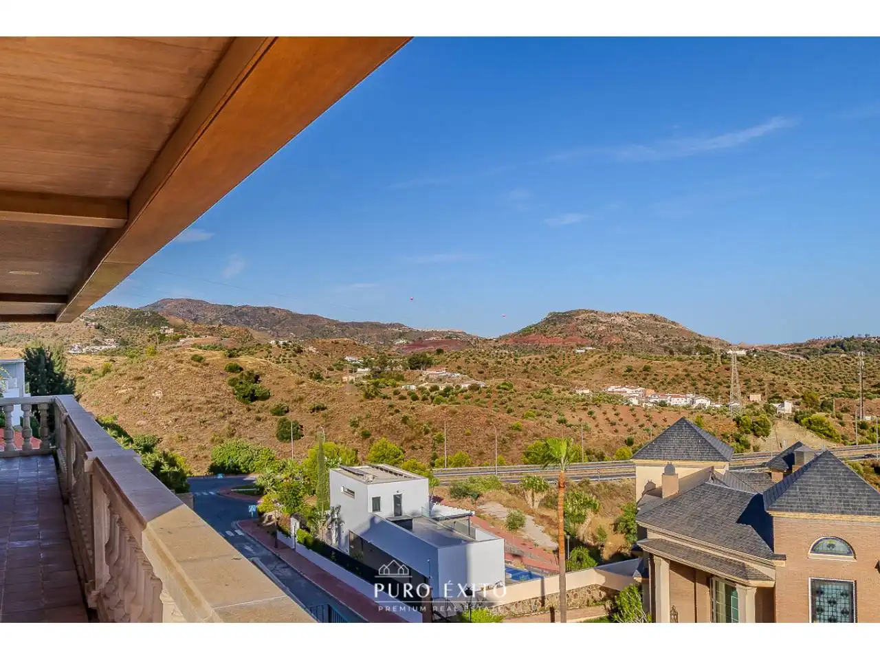 Vista exterior de Casa o xalet en venda en Málaga amb Aire condicionat, Calefacció i Jardí privat