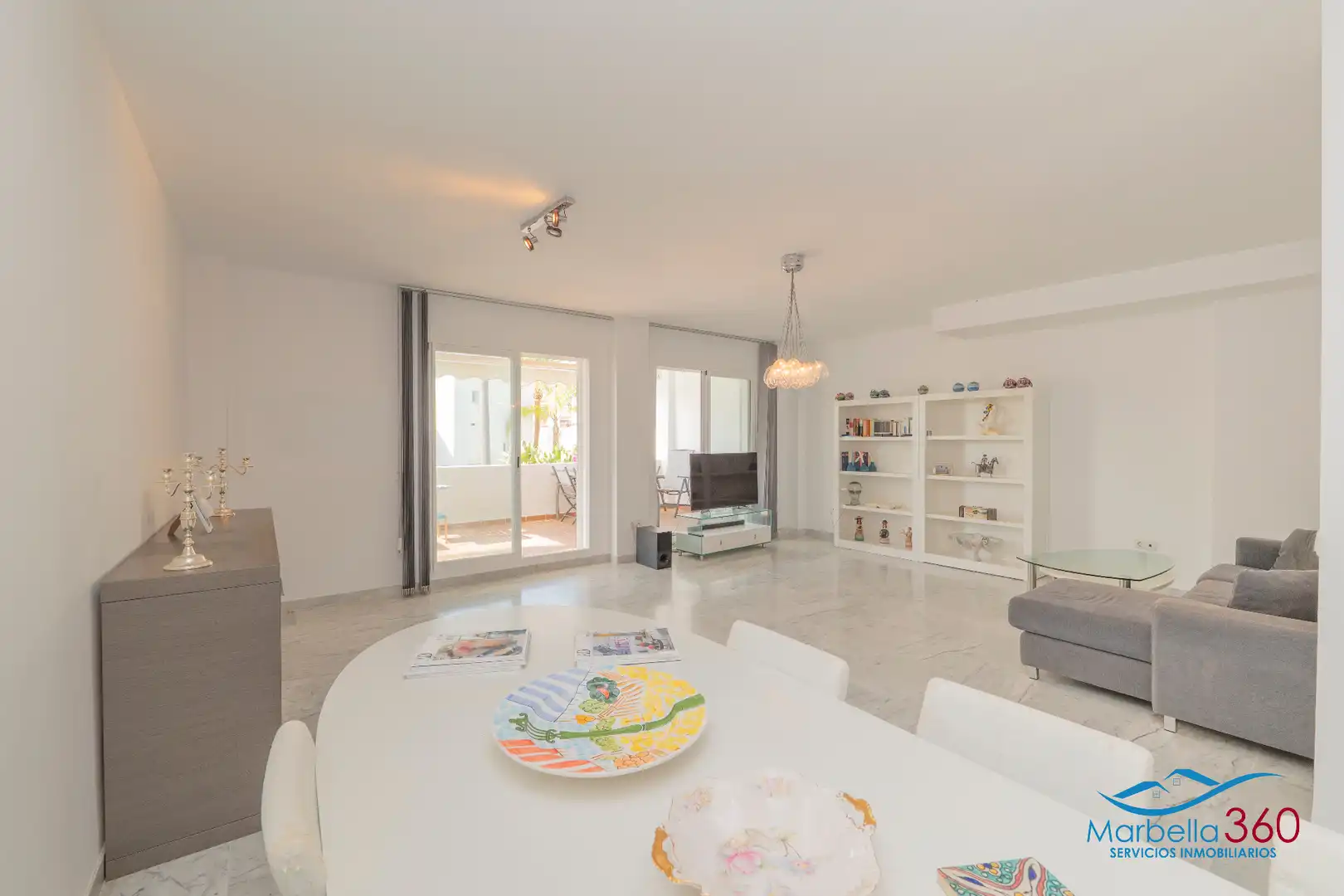 Sala d'estar de Casa adosada en venda en Marbella amb Aire condicionat, Jardí privat i Terrassa