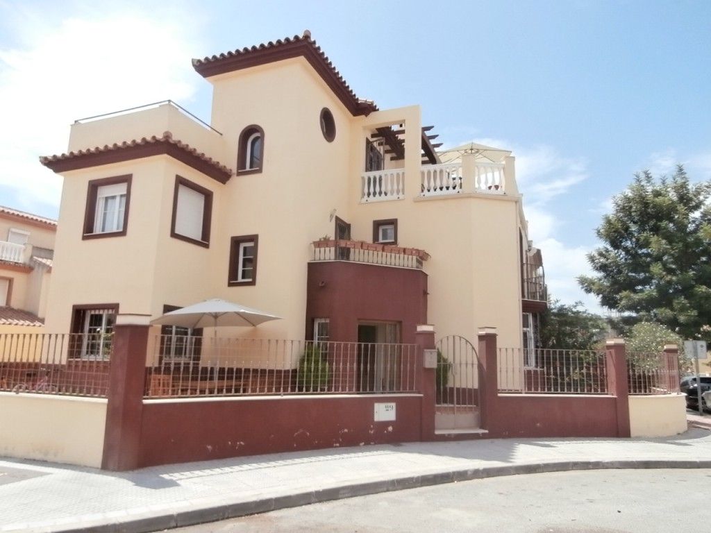 Vista exterior de Casa adosada en venda en Vélez-Málaga amb Terrassa, Balcó i Piscina comunitària