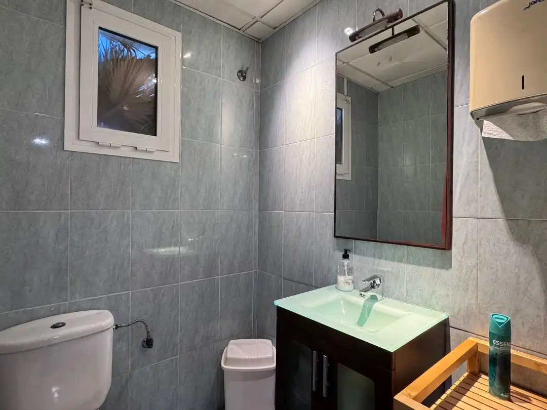 Badezimmer von Büro zum Verkauf in Málaga mit Klimaanlage, Heizung und Terrasse