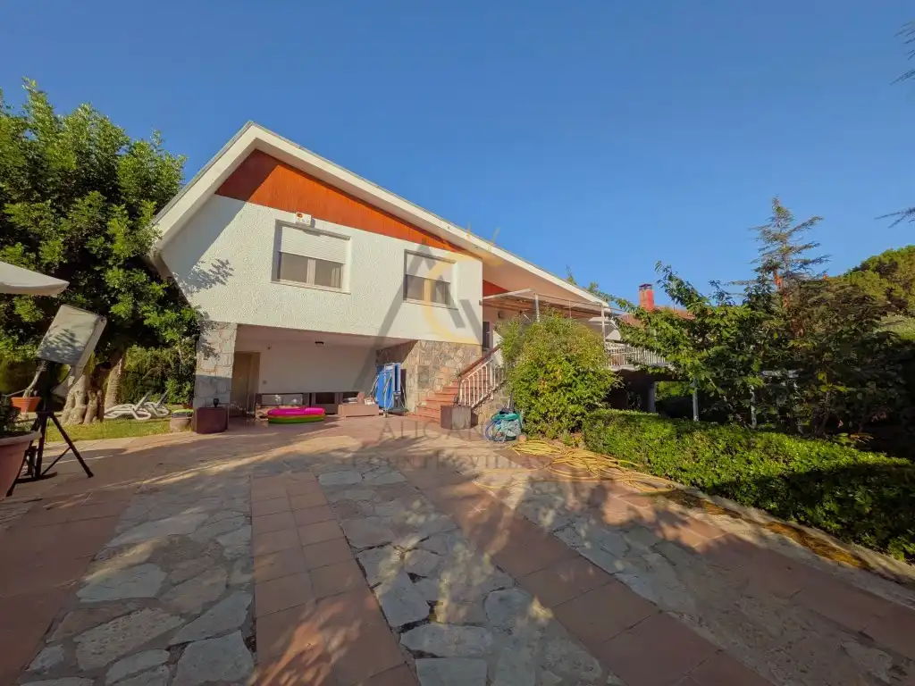 Vista exterior de Casa o xalet en venda en Petrer amb Aire condicionat, Calefacció i Jardí privat