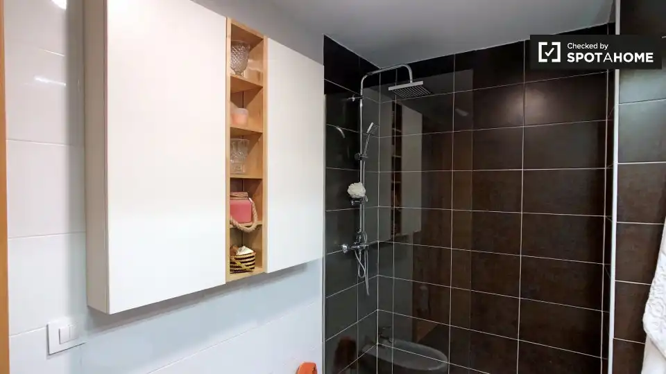 Bathroom of Flat for share in Getafe  with Air Conditioner, Heating and Furnished