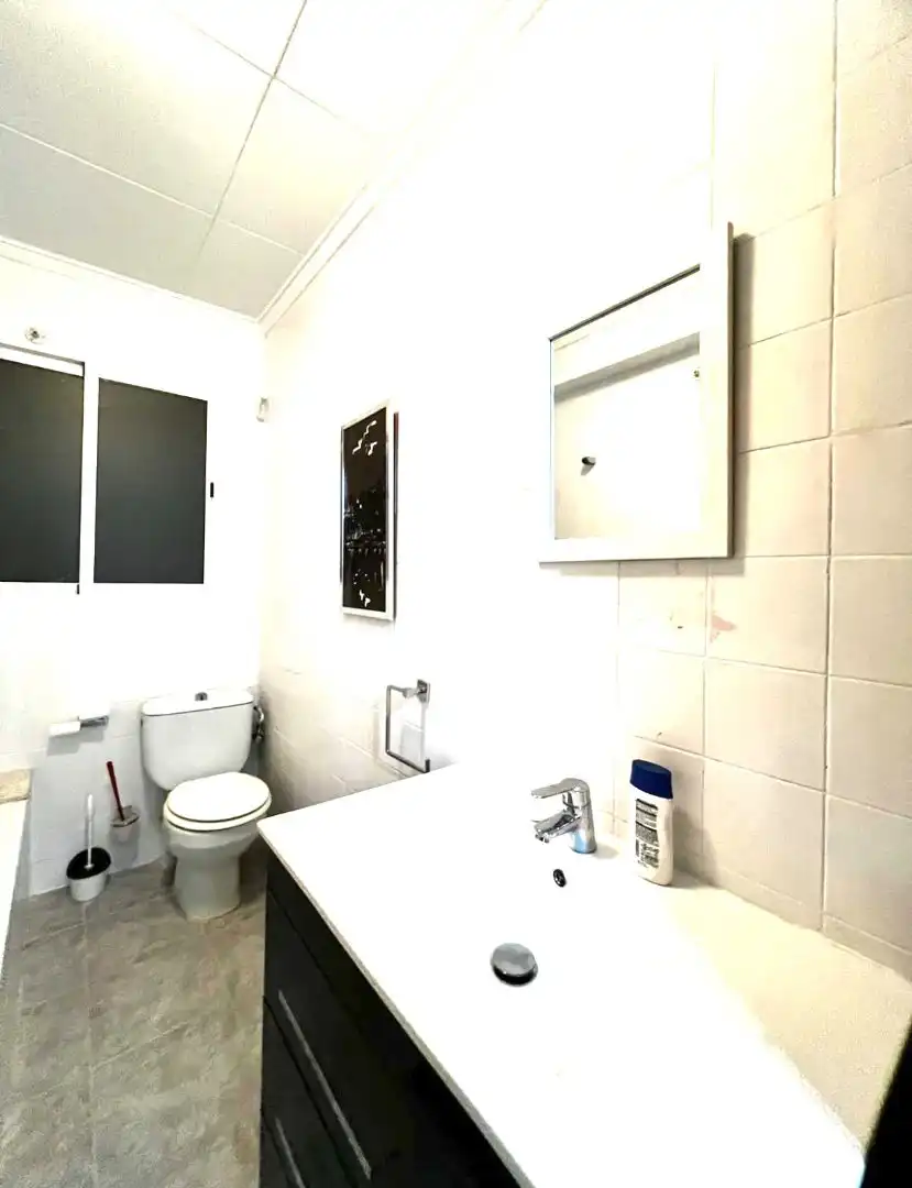 Badezimmer von Wohnung zur untervermieten in Valencia mit Klimaanlage, Ofen und Waschmaschine