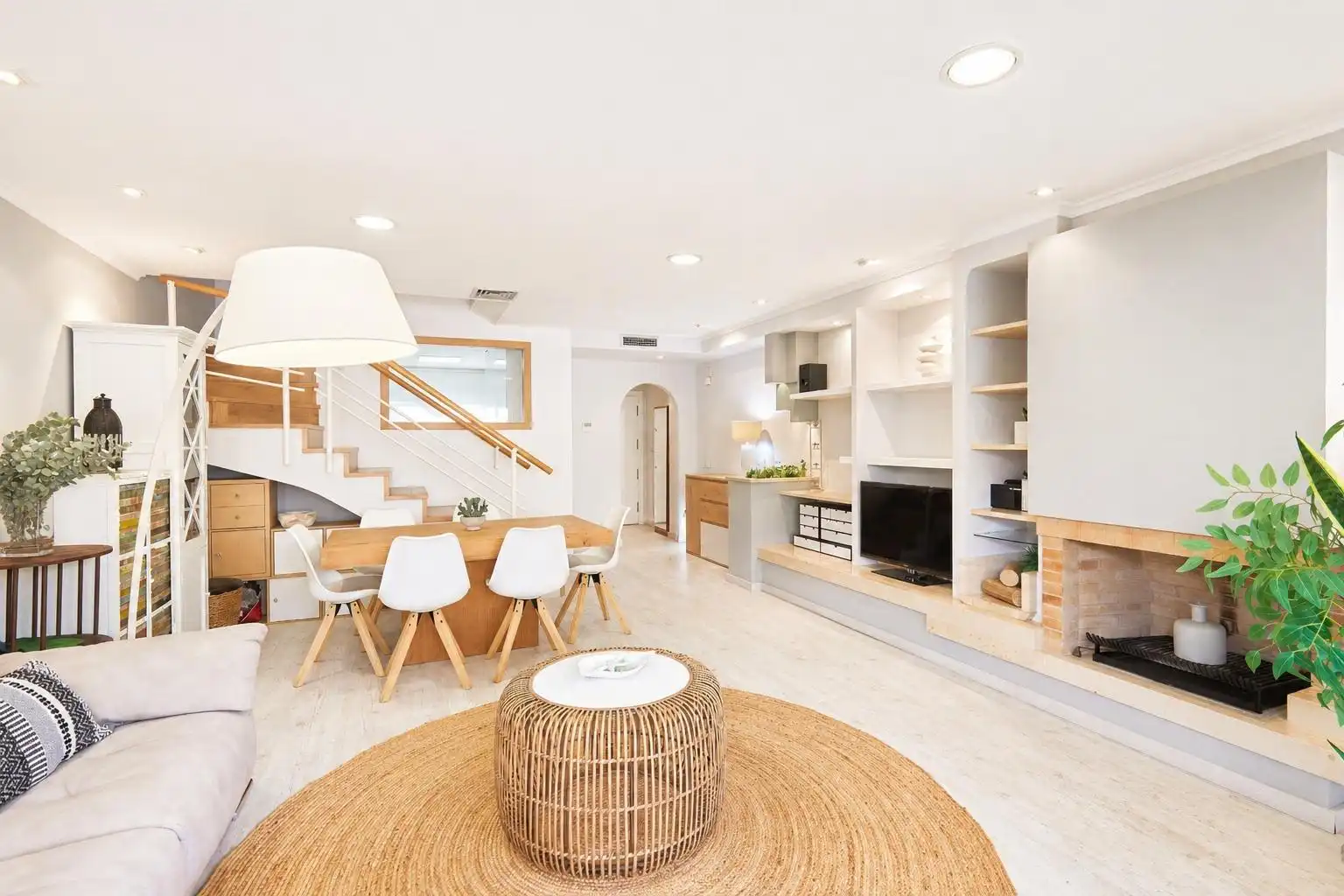 Wohnzimmer von Einfamilien-Reihenhaus zum Verkauf in Sitges mit Klimaanlage, Heizung und Privatgarten