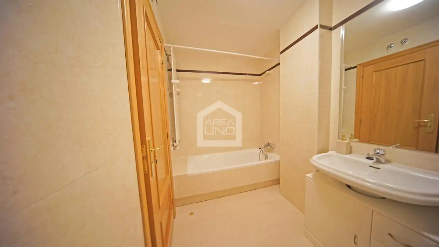 Badezimmer von Wohnung zur Miete in Alcorcón mit Klimaanlage, Heizung und Parkett