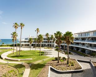 Vista exterior de Apartament en venda en Estepona amb Aire condicionat, Terrassa i Piscina