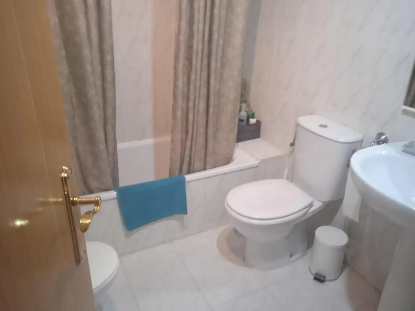 Baño de Piso de alquiler en Alicante / Alacant con Terraza, Balcón y Piscina comunitaria
