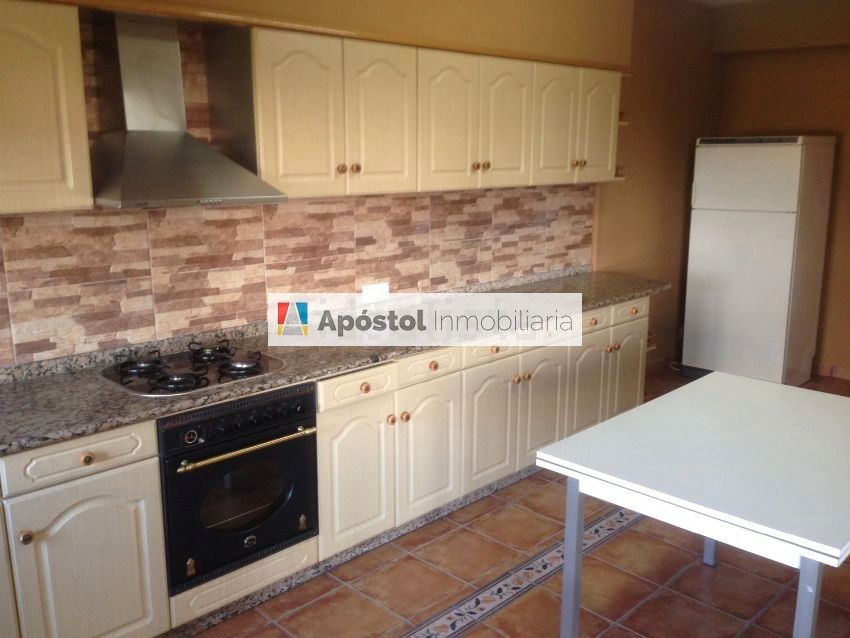 Cuina de Pis en venda en Santiago de Compostela  amb Calefacció, Moblat i Forn