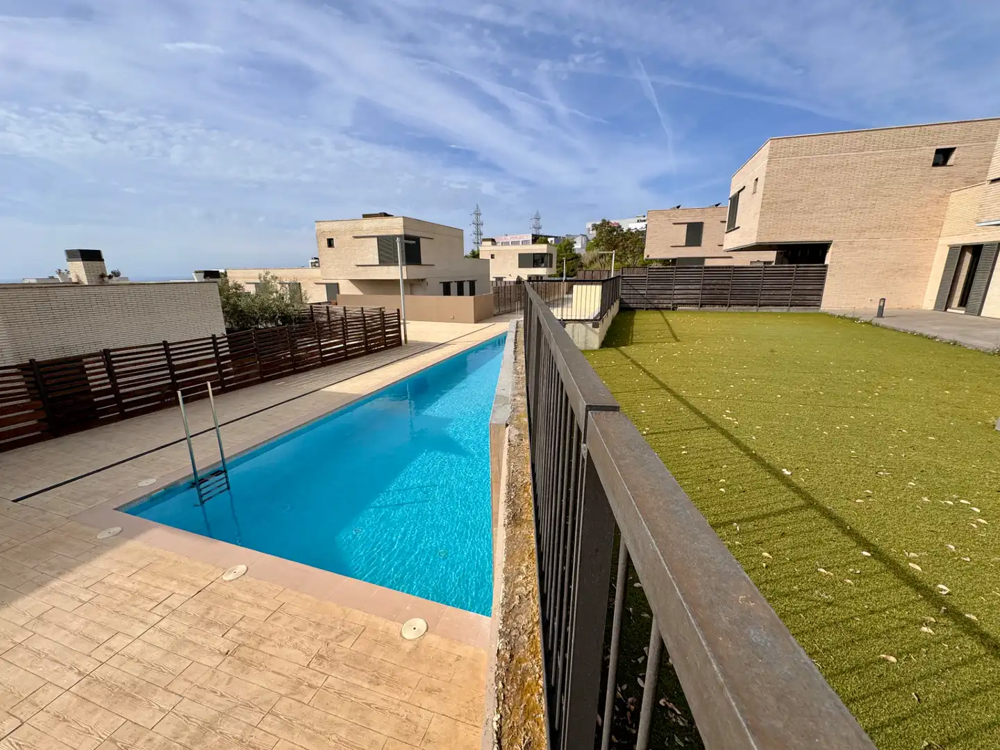 Piscina de Casa adosada en venta en Mataró con Aire acondicionado, Calefacción y Jardín privado