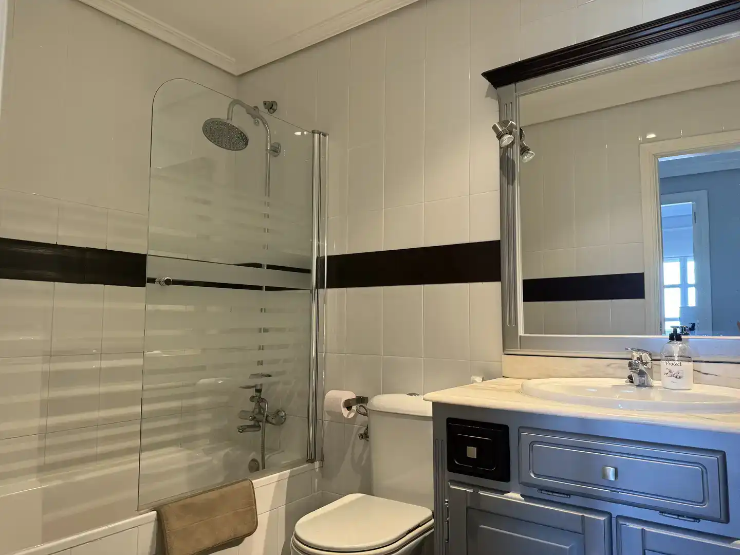 Badezimmer von Wohnung zur Miete in Badajoz mit Klimaanlage, Privatgarten und Parkett