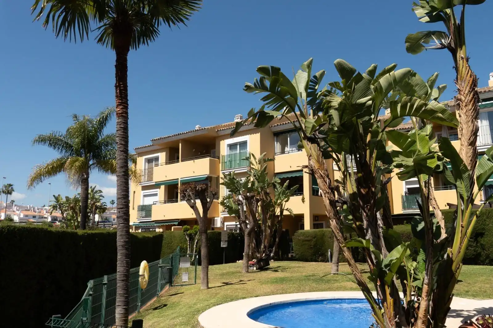 Vista exterior de Apartament en venda en Estepona amb Jardí privat, Terrassa i Piscina comunitària