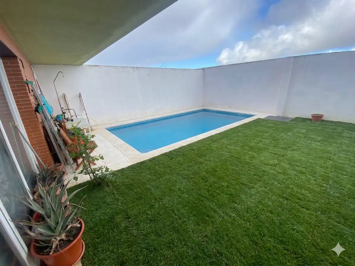 Piscina de Casa adosada en venta en Poblete con Aire acondicionado, Calefacción y Jardín privado