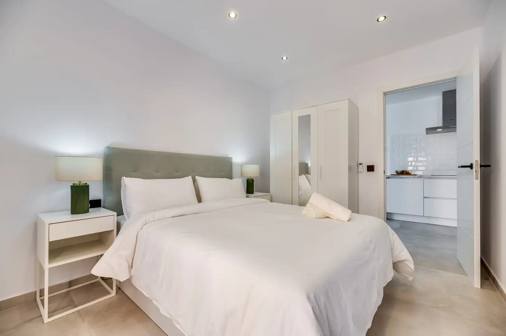 Dormitori de Apartament en venda en Estepona amb Aire condicionat, Terrassa i Piscina