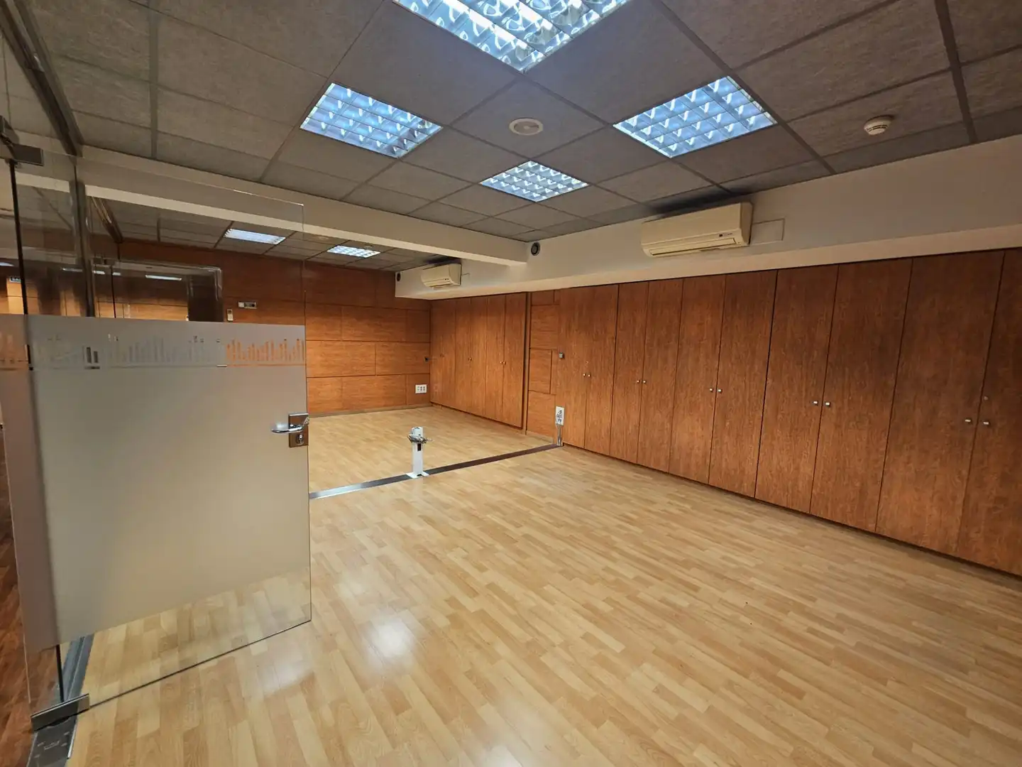 Büro zur Miete in Barcelona mit Klimaanlage und Balkon