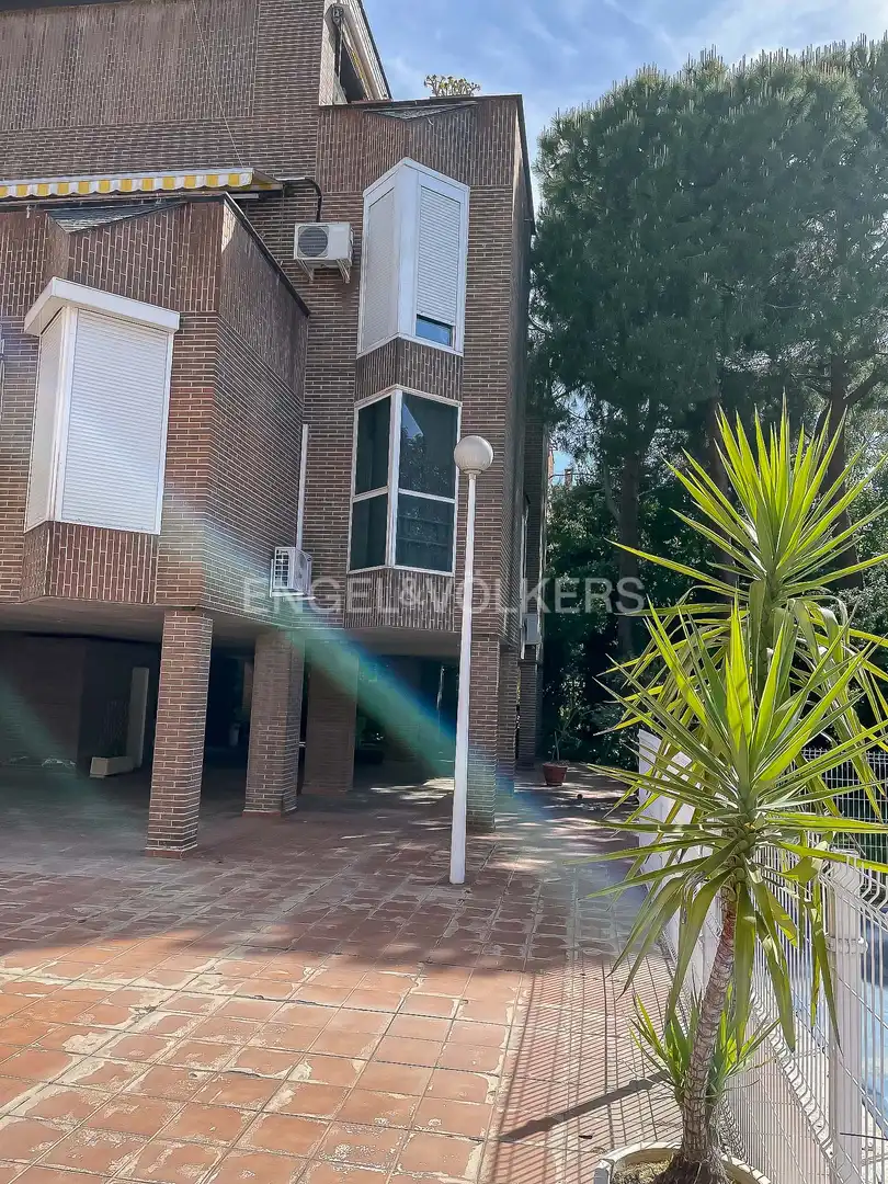 Exterior view of Flat for rent in  Madrid Capital  with Air Conditioner, Heating and Private garden