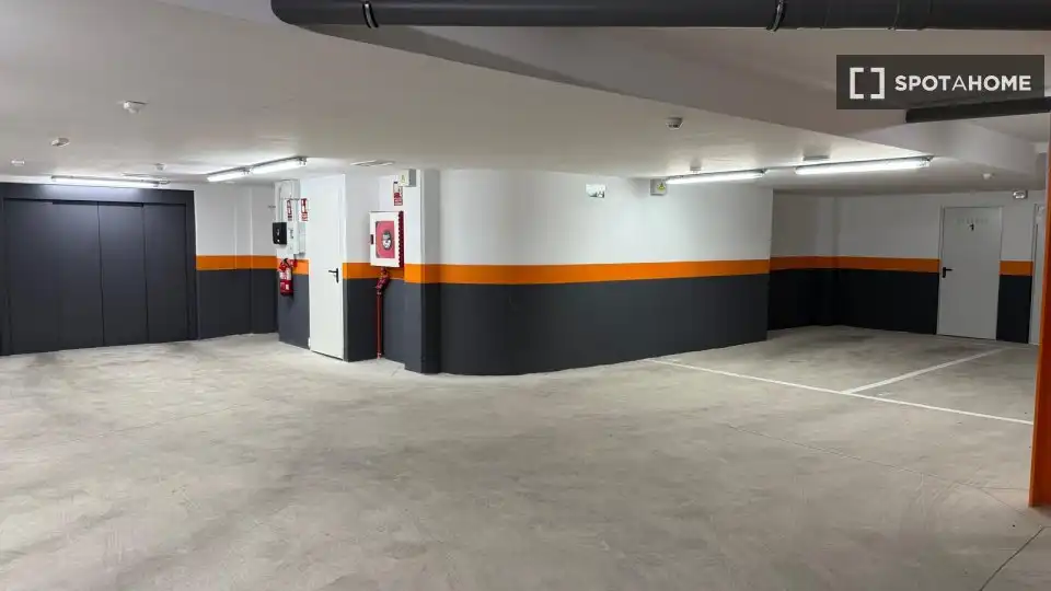 Aparcament de Apartament per a compartir en Málaga amb Aire condicionat, Terrassa i Moblat