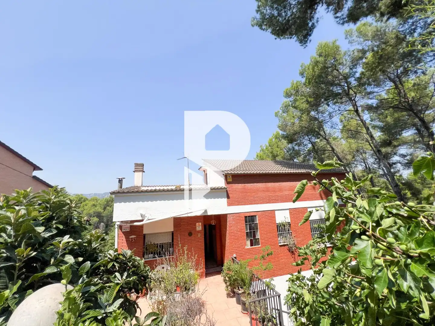 Vista exterior de Casa o xalet en venda en Pallejà amb Aire condicionat, Calefacció i Jardí privat