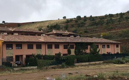 Vista exterior de Casa adosada en venda en Herrera de los Navarros amb Terrassa