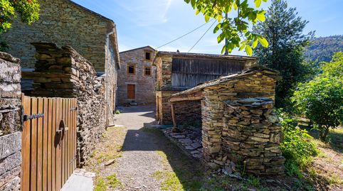 Aldea completa con 17 construcciones en A Pontenova, imatge 3