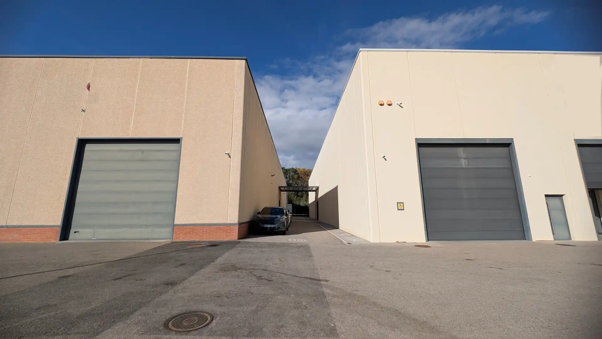 Außenansicht von Fabrikhallen zum Verkauf in Girona mit Heizung
