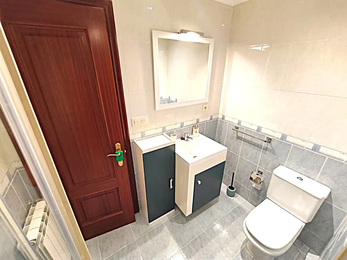 Bathroom of Flat for rent in Vigo   with Parquet flooring and Furnished