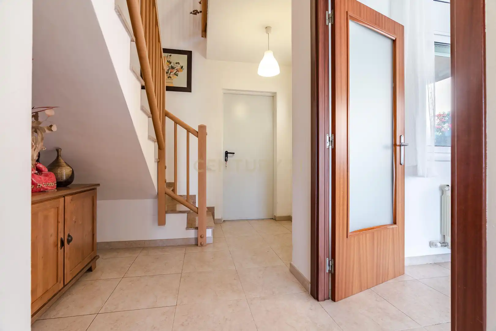 Einfamilien-Reihenhaus zum Verkauf in Vila-rodona mit Privatgarten und Ofen