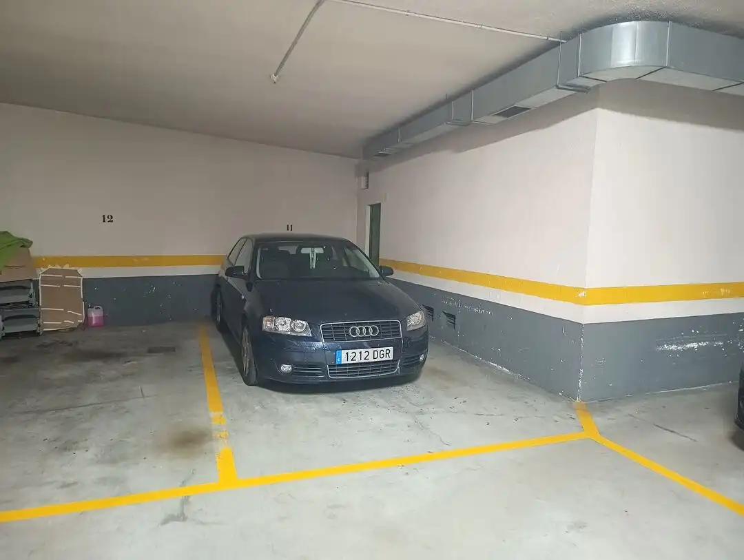 Parkplatz von Wohnung zur Miete in  Pamplona / Iruña mit Heizung, Privatgarten und Abstellraum