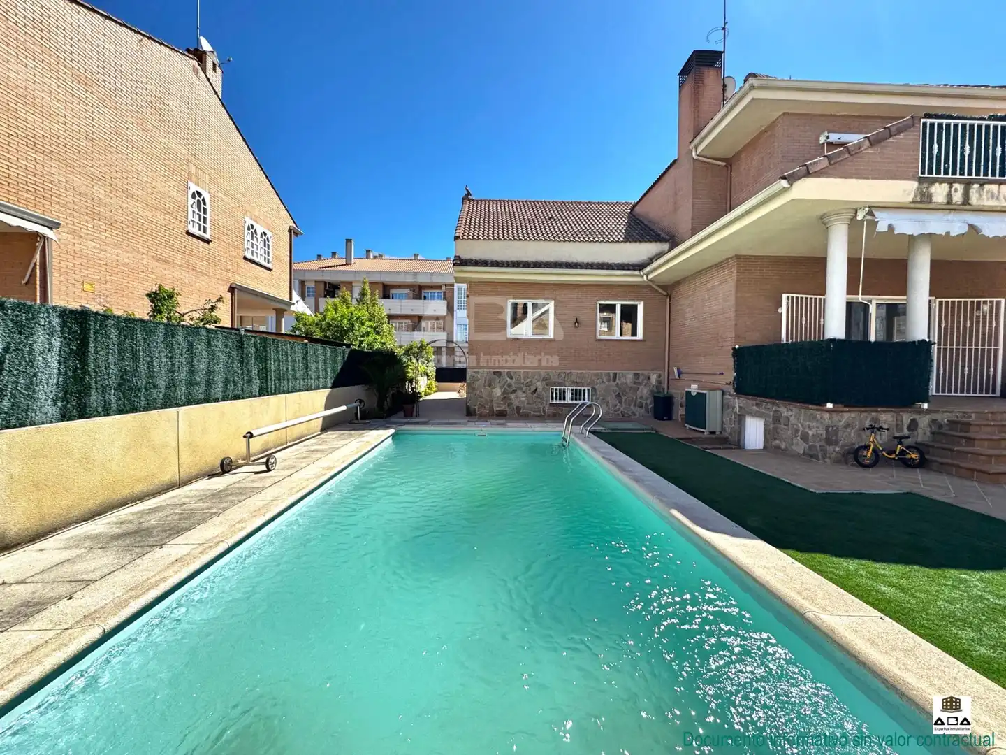 Swimming pool of Houses for sale in Villanueva de la Cañada  with Air Conditioner, Heating and Private garden