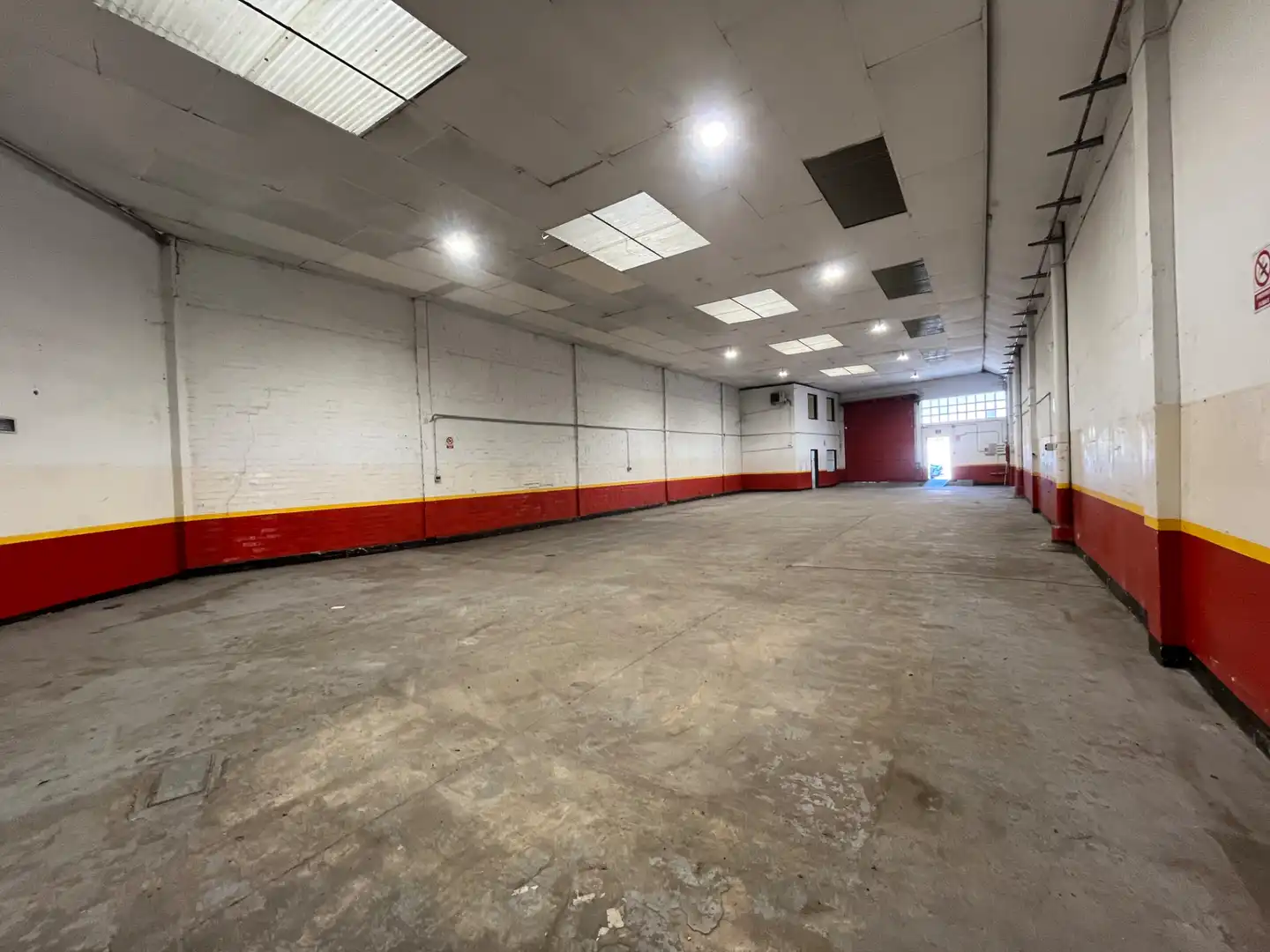 Nave industrial de alquiler en Girona con Alarma
