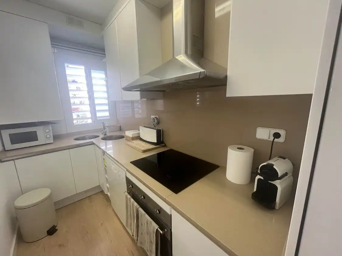 Cocina de Apartamento de alquiler en Sitges con Calefacción, Jardín privado y Terraza