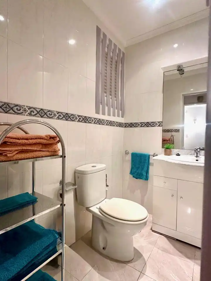 Baño de Apartamento en venta en Almuñécar con Aire acondicionado, Amueblado y Balcón