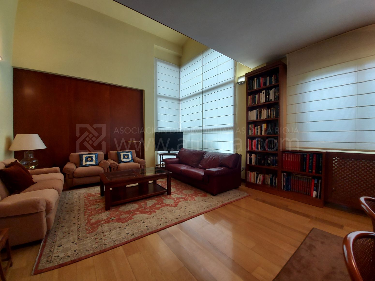 Sala d'estar de Casa o xalet en venda en  Logroño amb Aire condicionat, Calefacció i Parquet