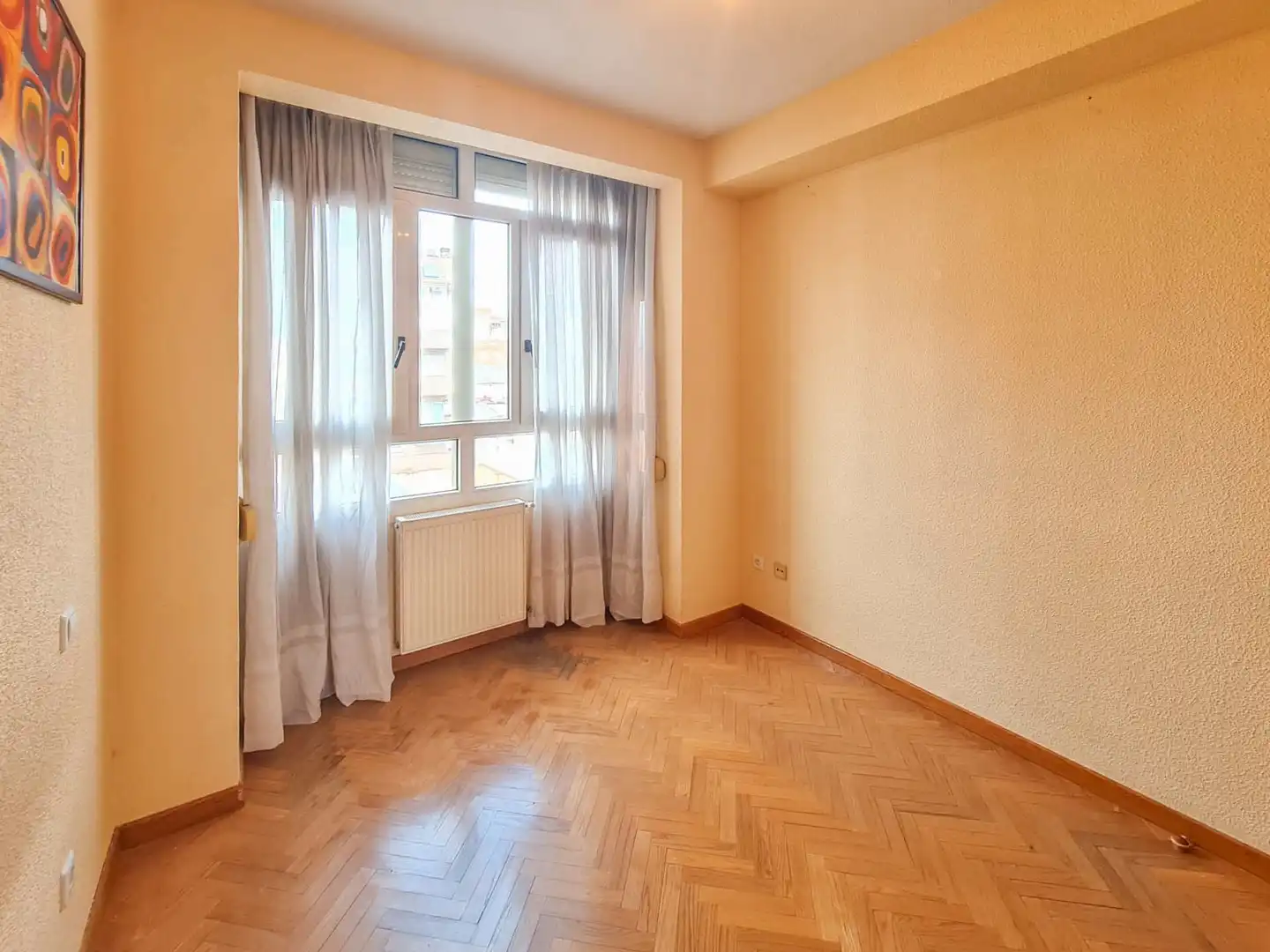 Dormitori de Apartament de lloguer en Madrid amb Calefacció, Parquet i Forn