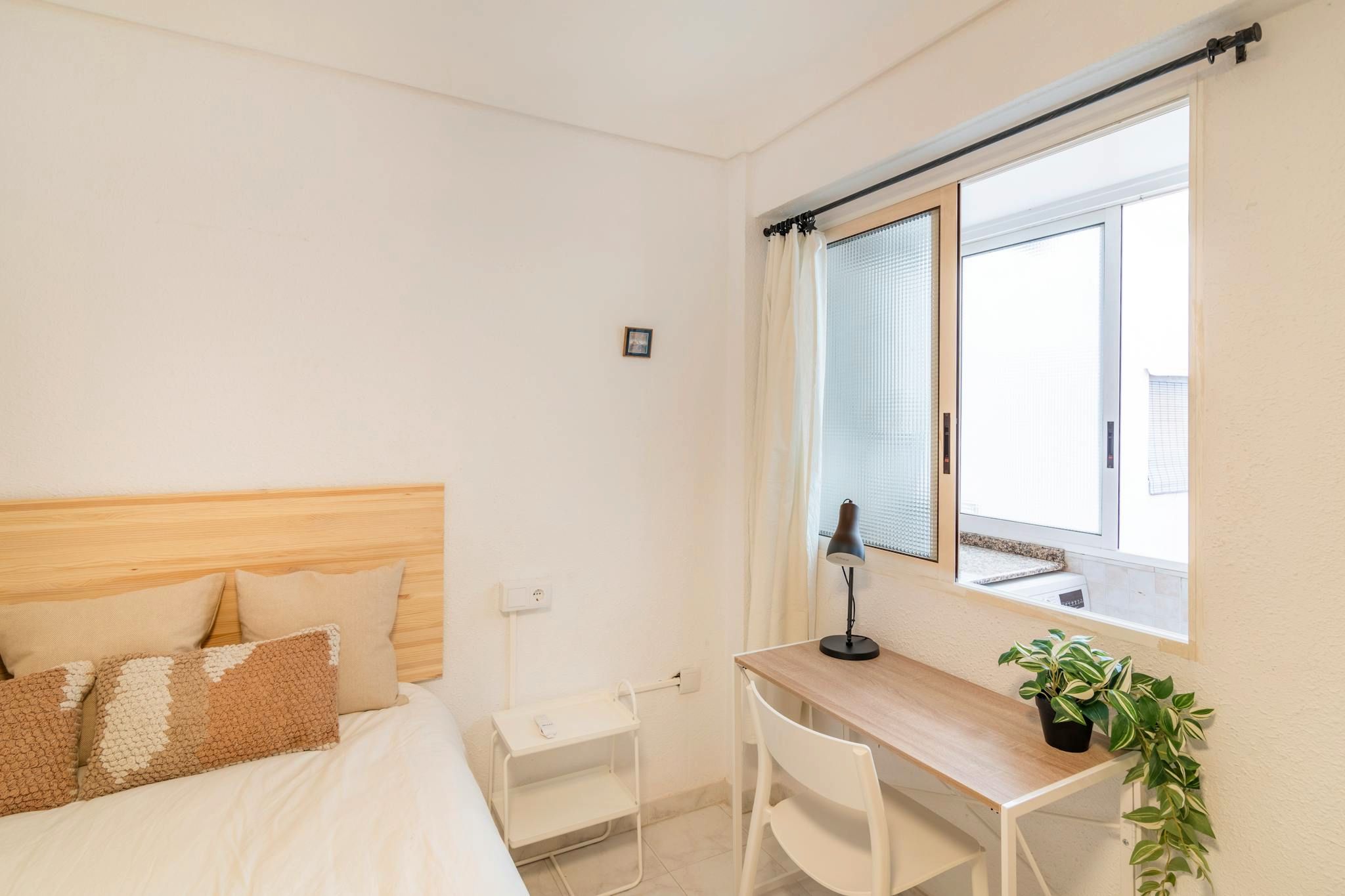 Bedroom of Flat to share in  Valencia Capital  with Furnished, Washing machine and TV