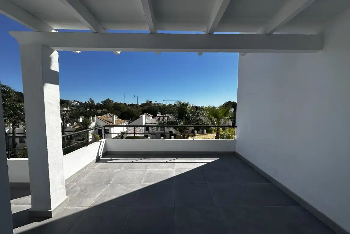 Terrasse von Wohnungen zum Verkauf in Marbella mit Klimaanlage, Privatgarten und Terrasse