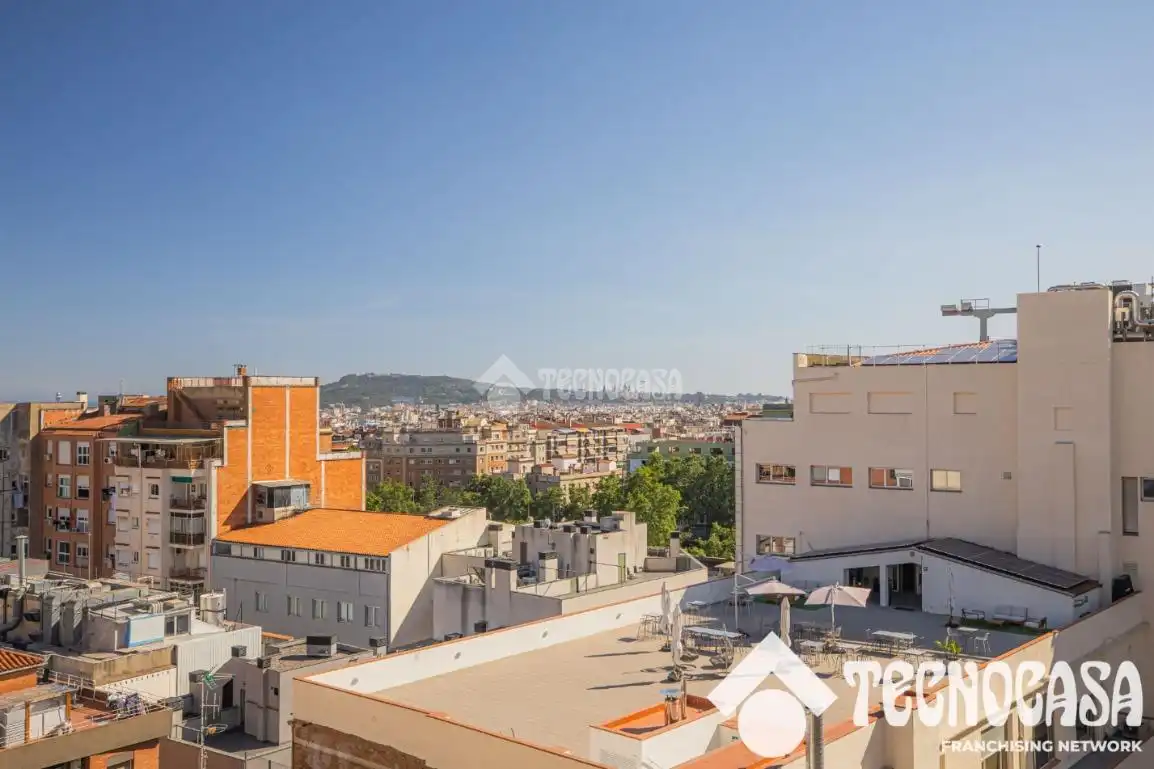 Vista exterior de Àtic en venda en Barcelona amb Aire condicionat i Balcó