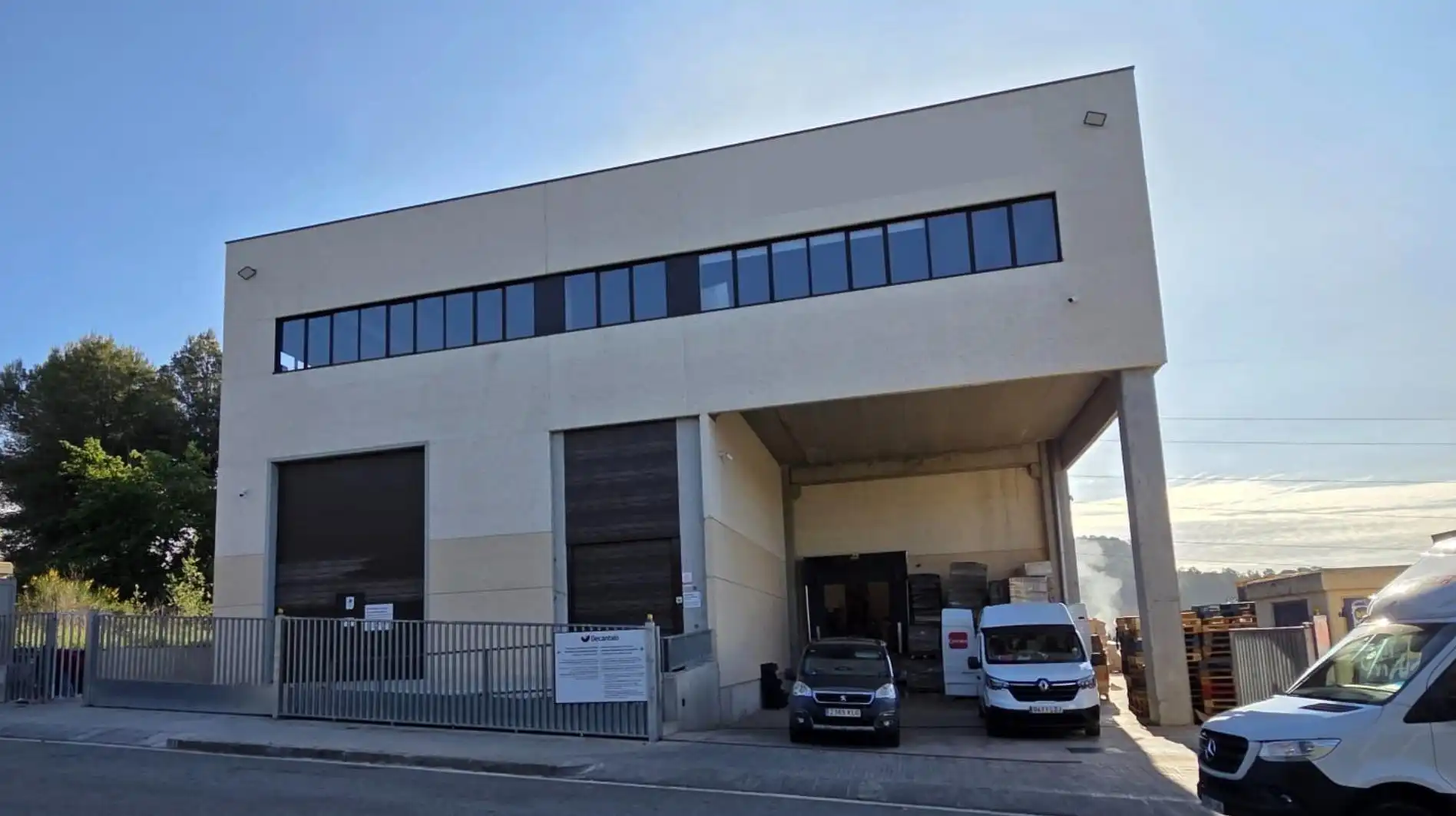 Außenansicht von Fabrikhallen zur Miete in Rubí