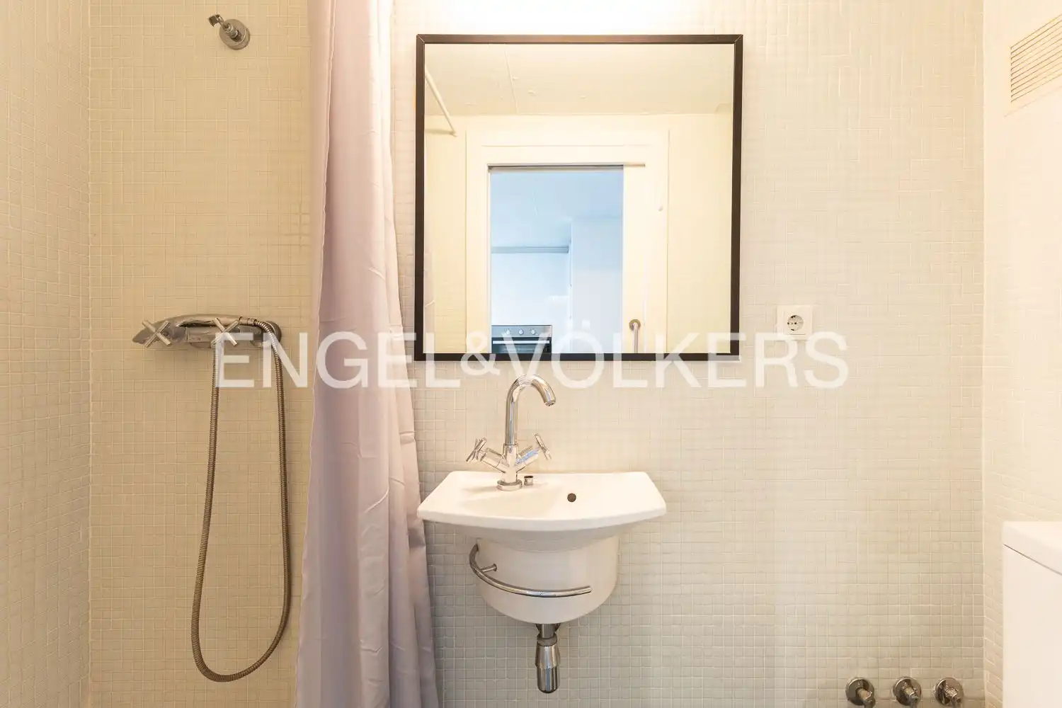 Baño de Piso de alquiler en Valencia con Aire acondicionado, Calefacción y Jardín privado