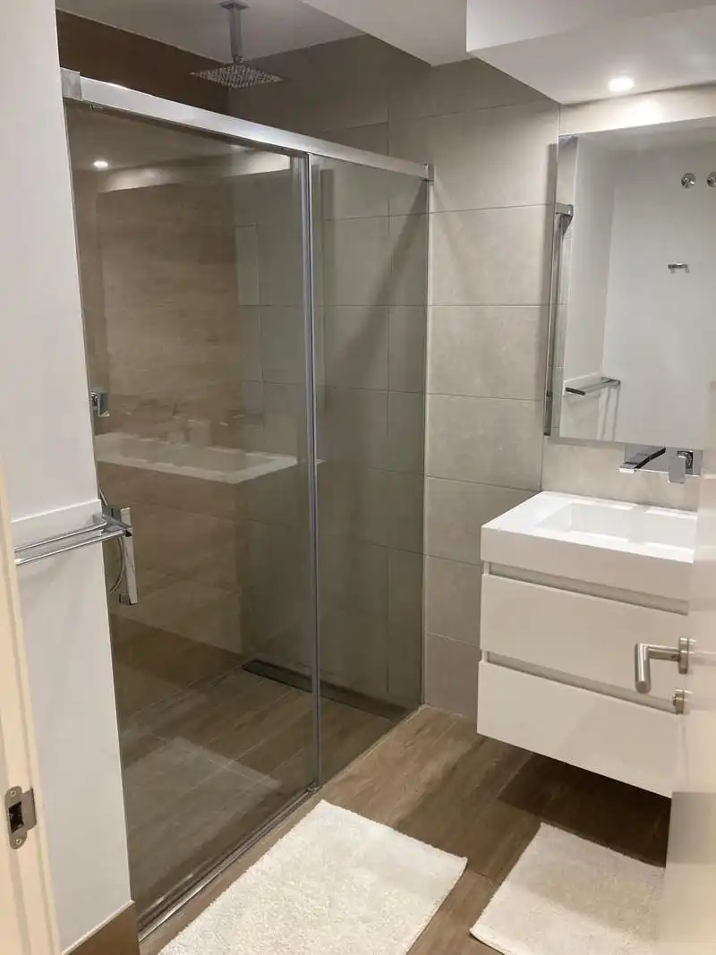 Badezimmer von Erdgeschoss zur Miete in Estepona mit Klimaanlage, Heizung und Privatgarten