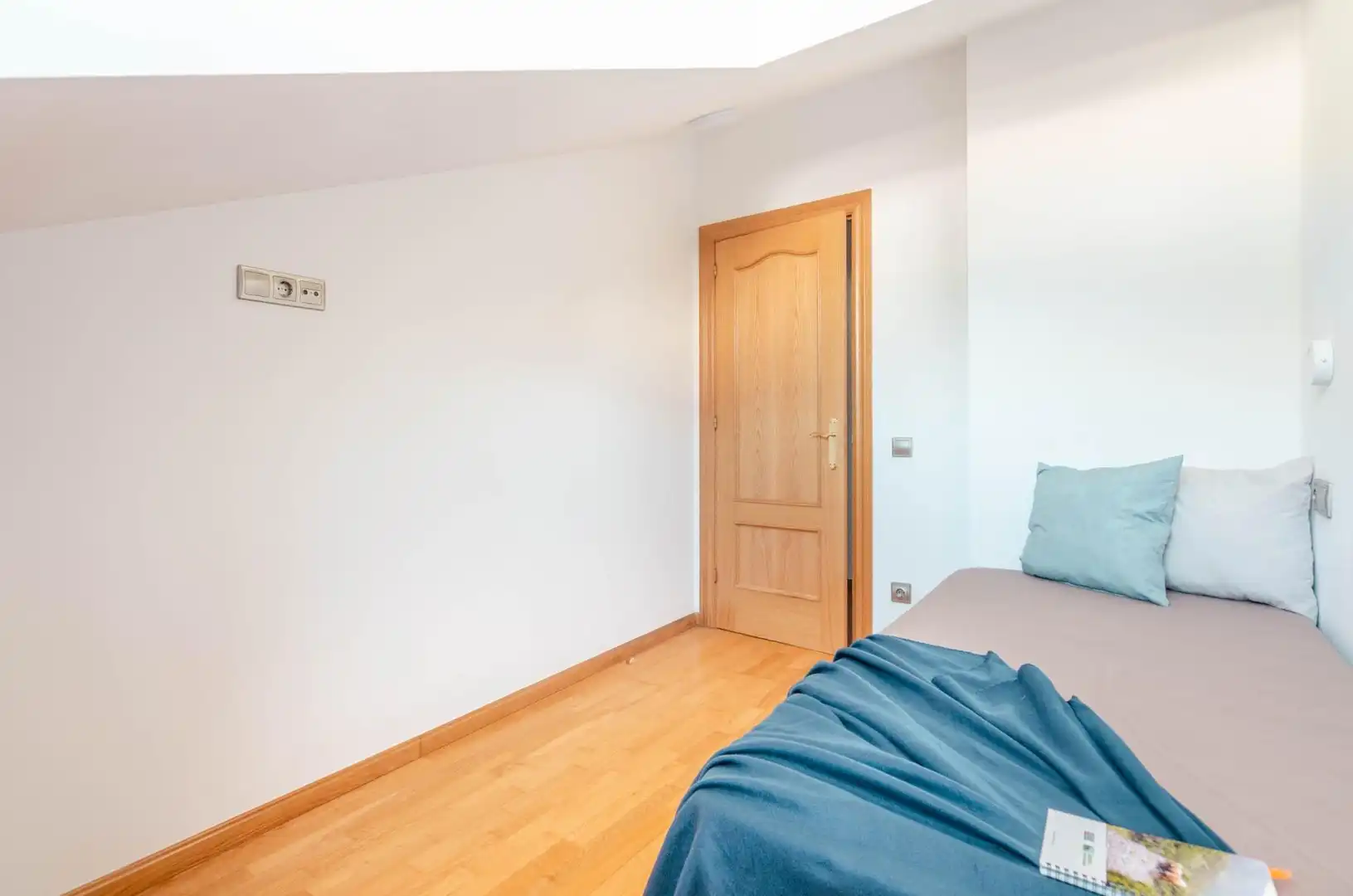 Schlafzimmer von Dachboden zum Verkauf in Teverga mit Heizung, Abstellraum und Möbliert