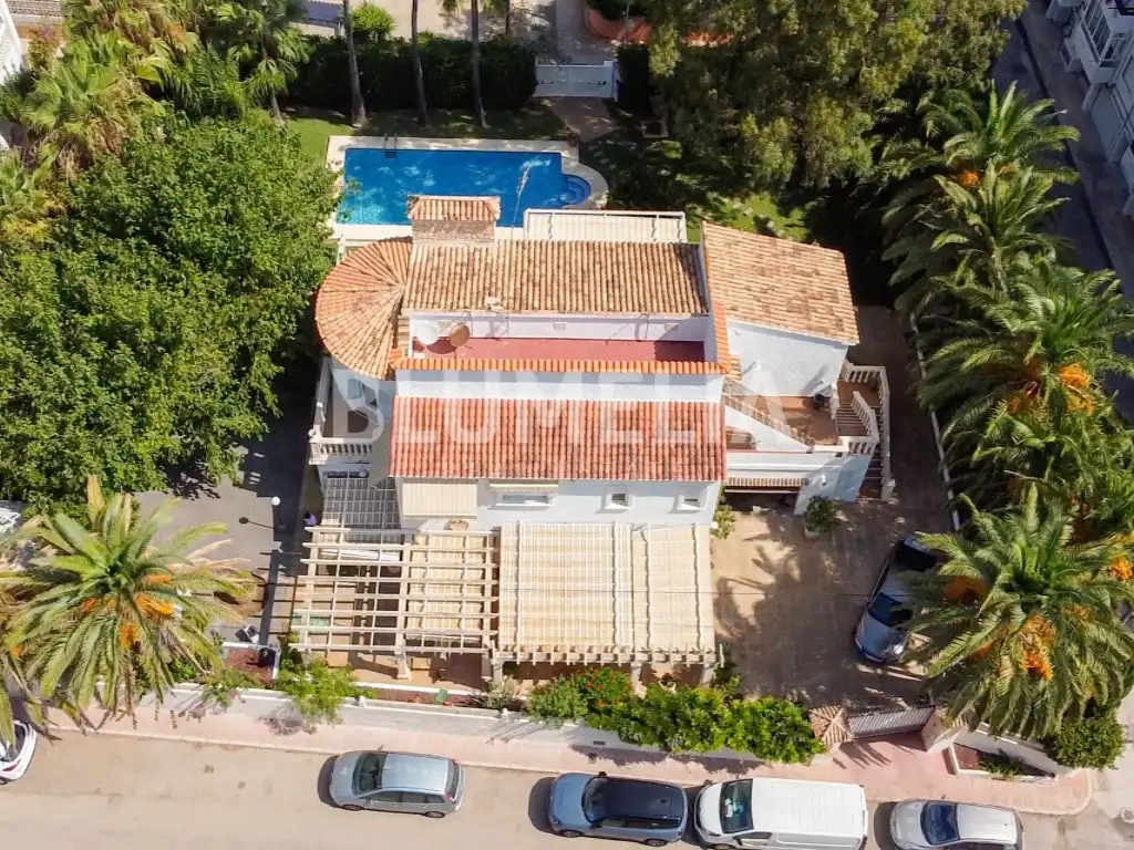 Vista exterior de Casa o xalet en venda en Dénia amb Aire condicionat, Jardí privat i Terrassa