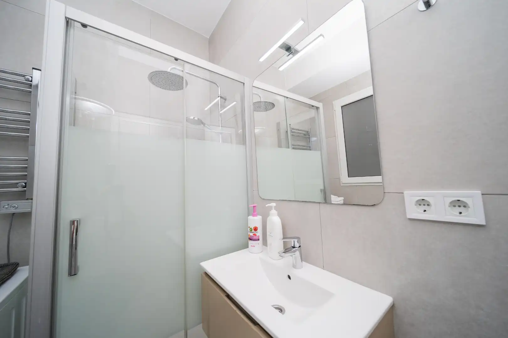 Baño de Apartamento de alquiler en Valencia con Aire acondicionado, Amueblado y Lavadora